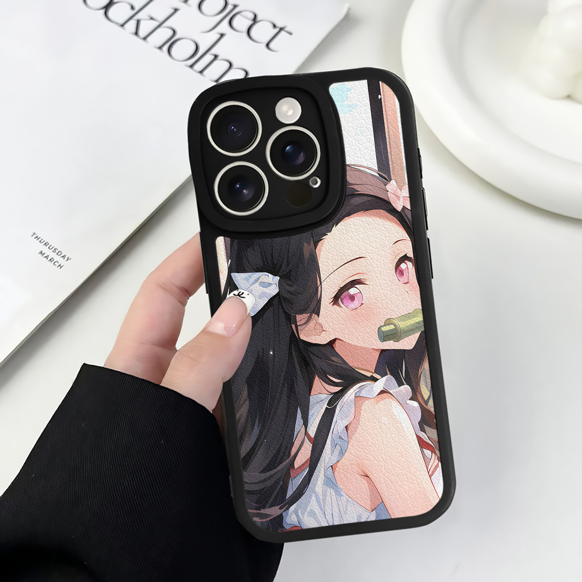 （画像用） 鬼滅の刃（きめつのやいば）竈門 禰󠄀豆子／かまど ねずこ Kamado Nezuko 【iPhone 16シリーズ対応】シリコンスマホケース（レザー調） 材質：シリコン